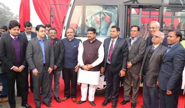 Petroleum Minister inaugurated India's first long-distance CNG bus