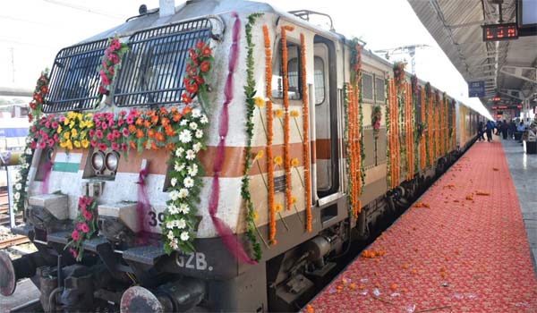 UP Chief Minister flagged off India's first Private Train Tejas Express
