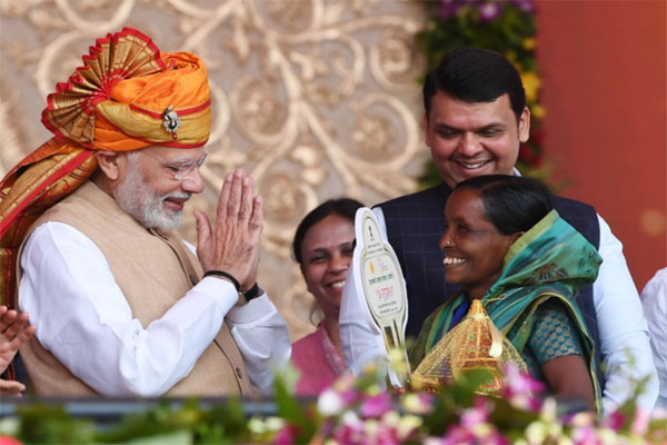 PM Modi assign keys to Grameen beneficiaries of Pradhan Mantri Awas Yojana at Shirdi
