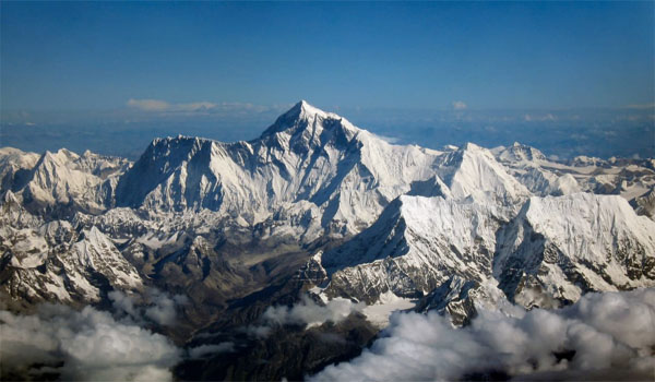Nepal send 4-members team to re-measure the height of Mount Everest