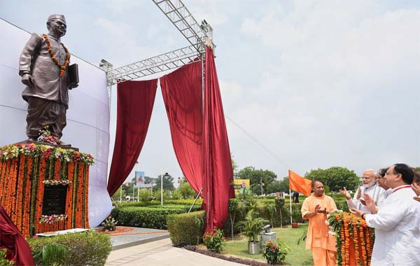 Prime Minister inaugurates Lal Bahadur Shastri statue at Varanasi airport