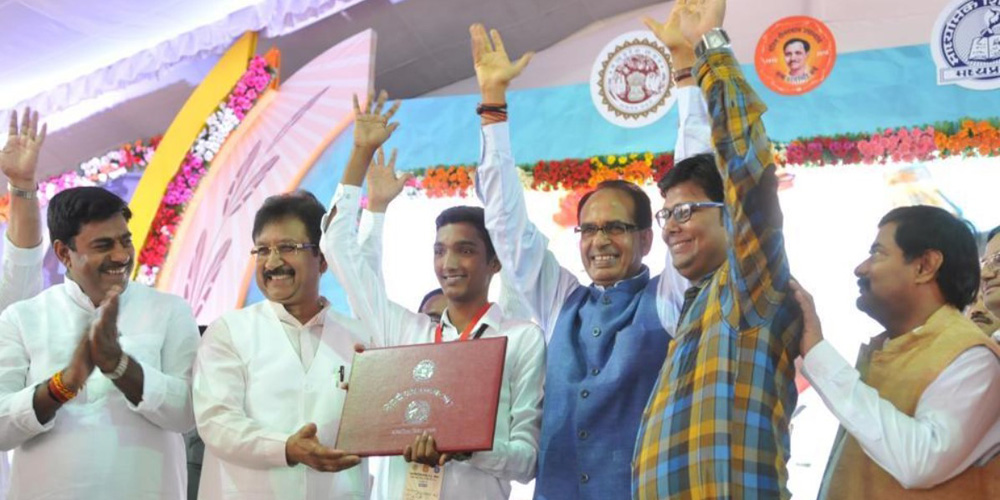Madhya Pradesh Gave Gifts as a Laptop for students who have scored 75 % in 12th
